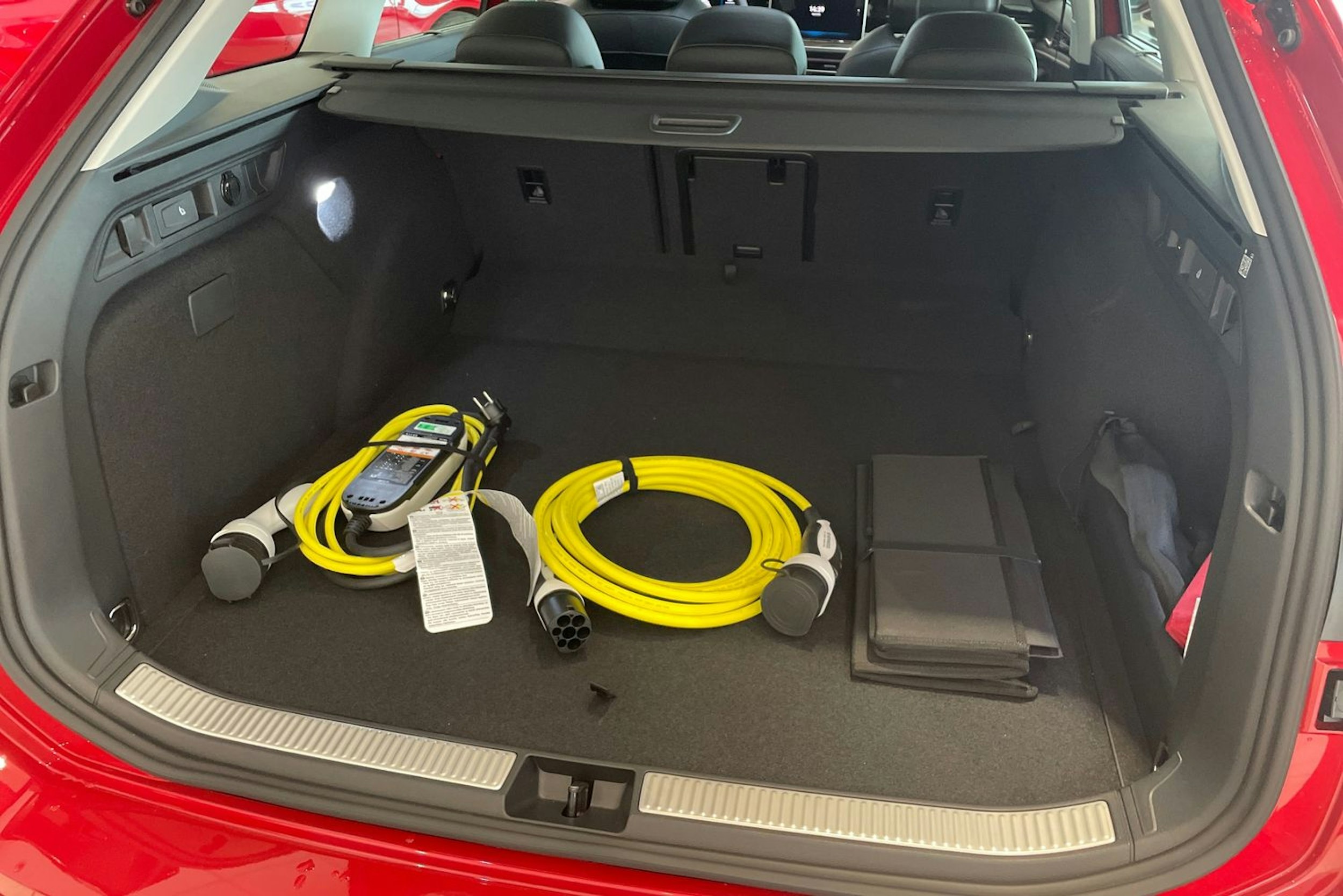 punainen Volkswagen Passat 2025 kuva 27.