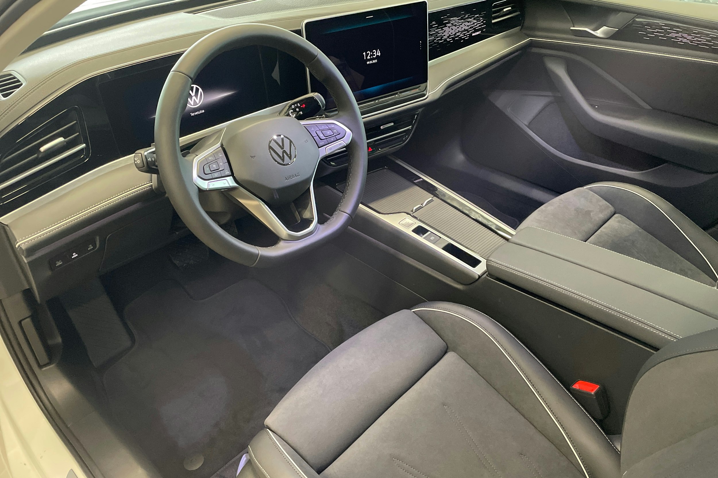 valkoinen Volkswagen Passat 2025 kuva 6.