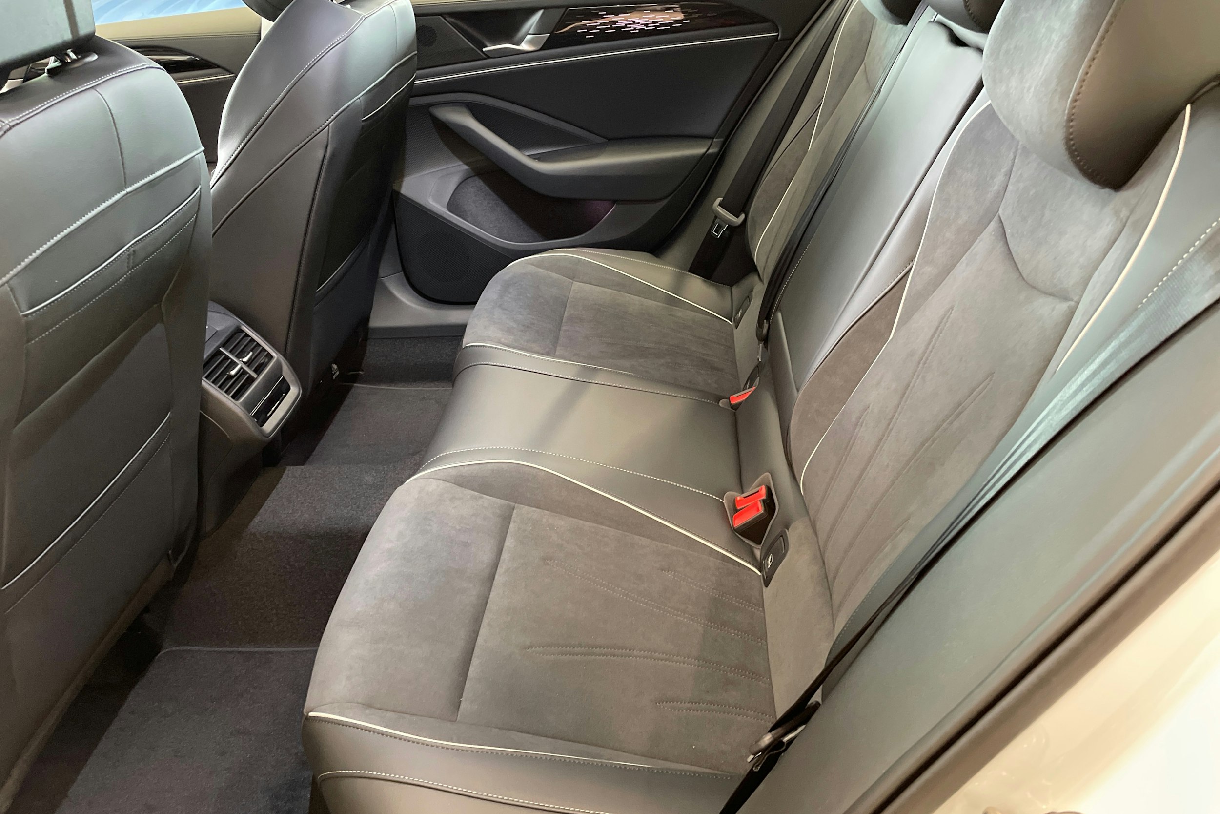 valkoinen Volkswagen Passat 2025 kuva 8.