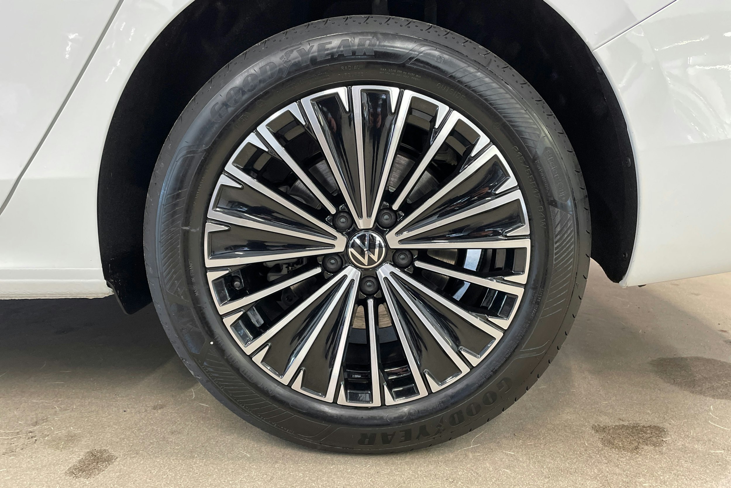 valkoinen Volkswagen Passat 2025 kuva 9.