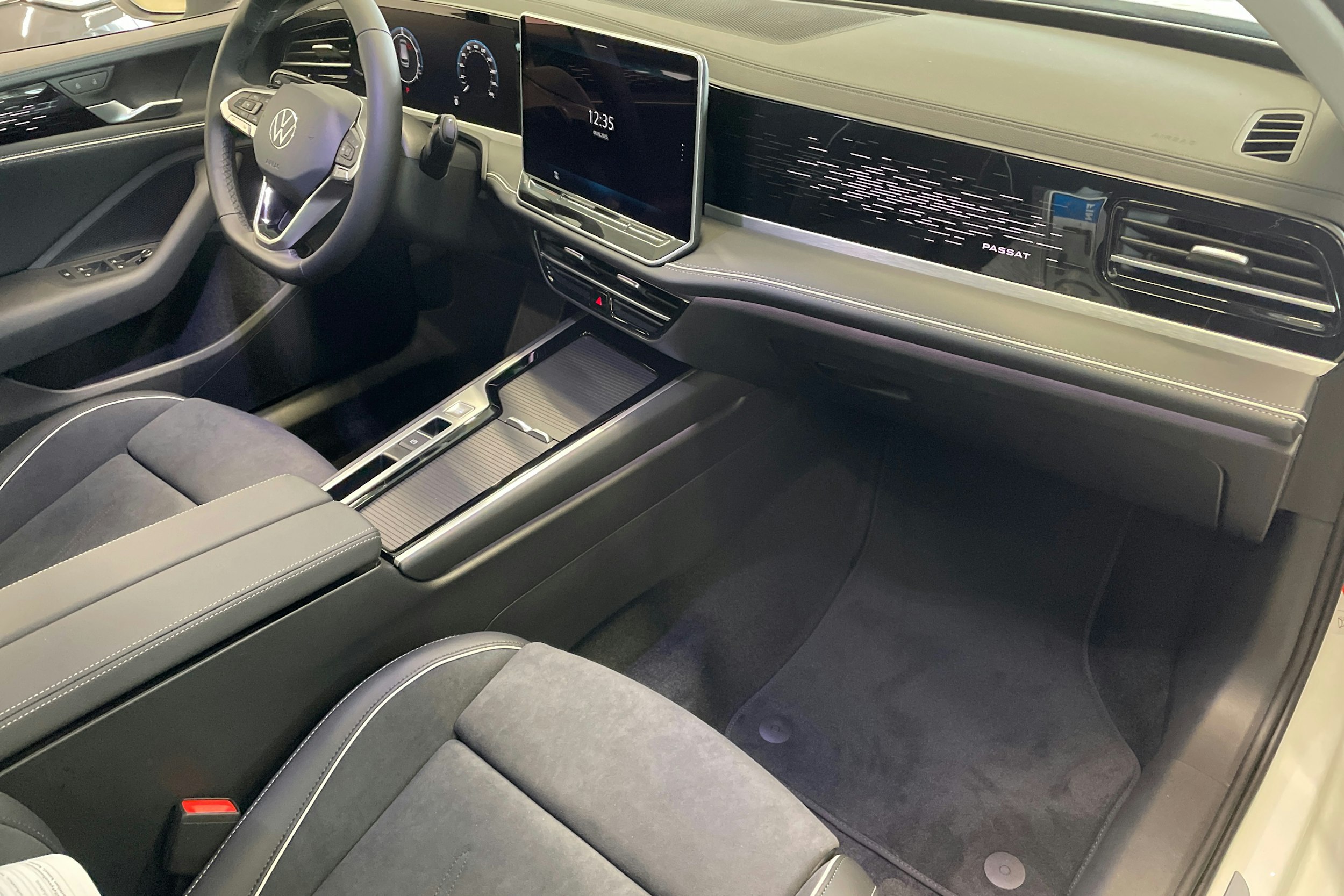 valkoinen Volkswagen Passat 2025 kuva 13.