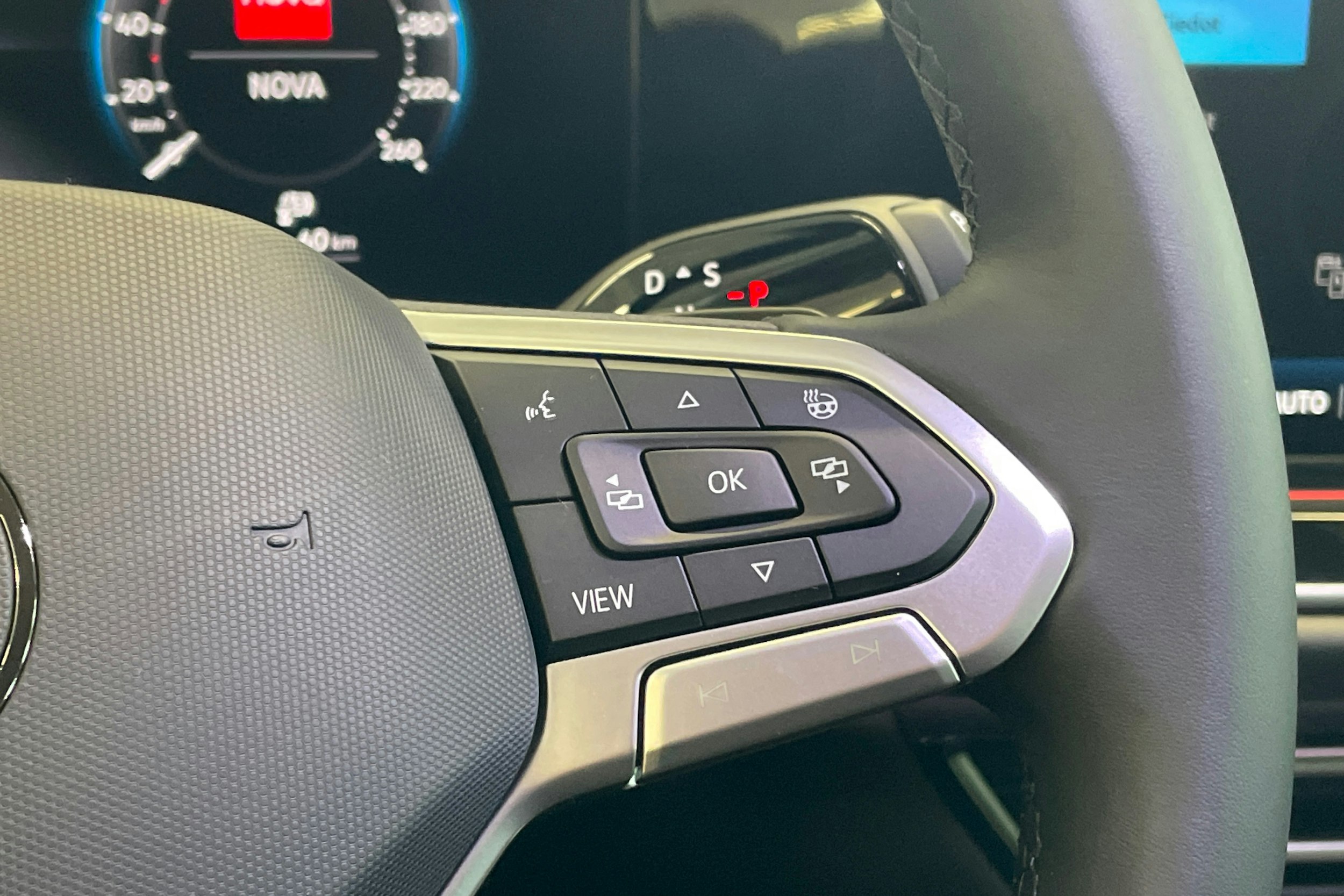 valkoinen Volkswagen Passat 2025 kuva 17.