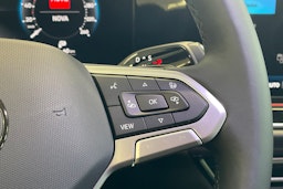 valkoinen Volkswagen Passat 2025 kuva 17.