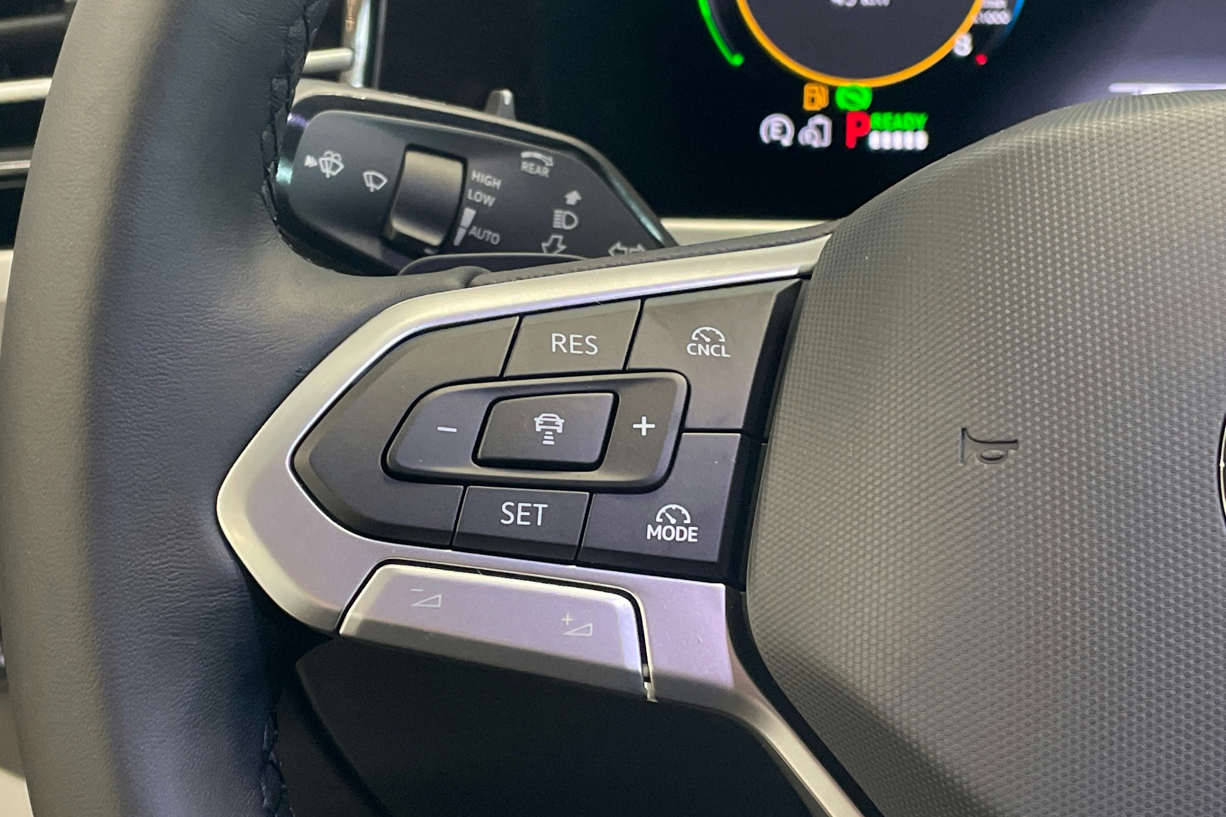 valkoinen Volkswagen Passat 2025 kuva 18.