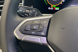 valkoinen Volkswagen Passat 2025 kuva 18.