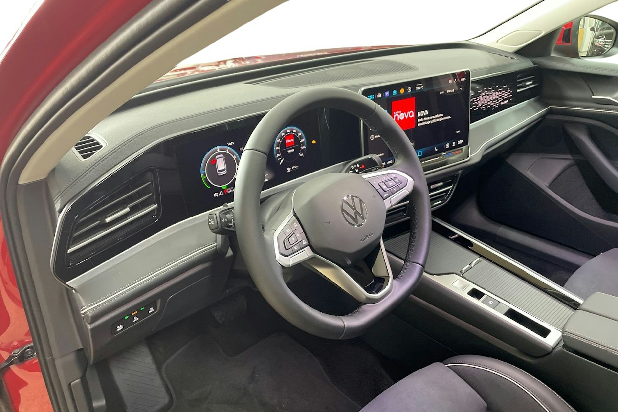punainen Volkswagen Passat 2025 kuva 6.