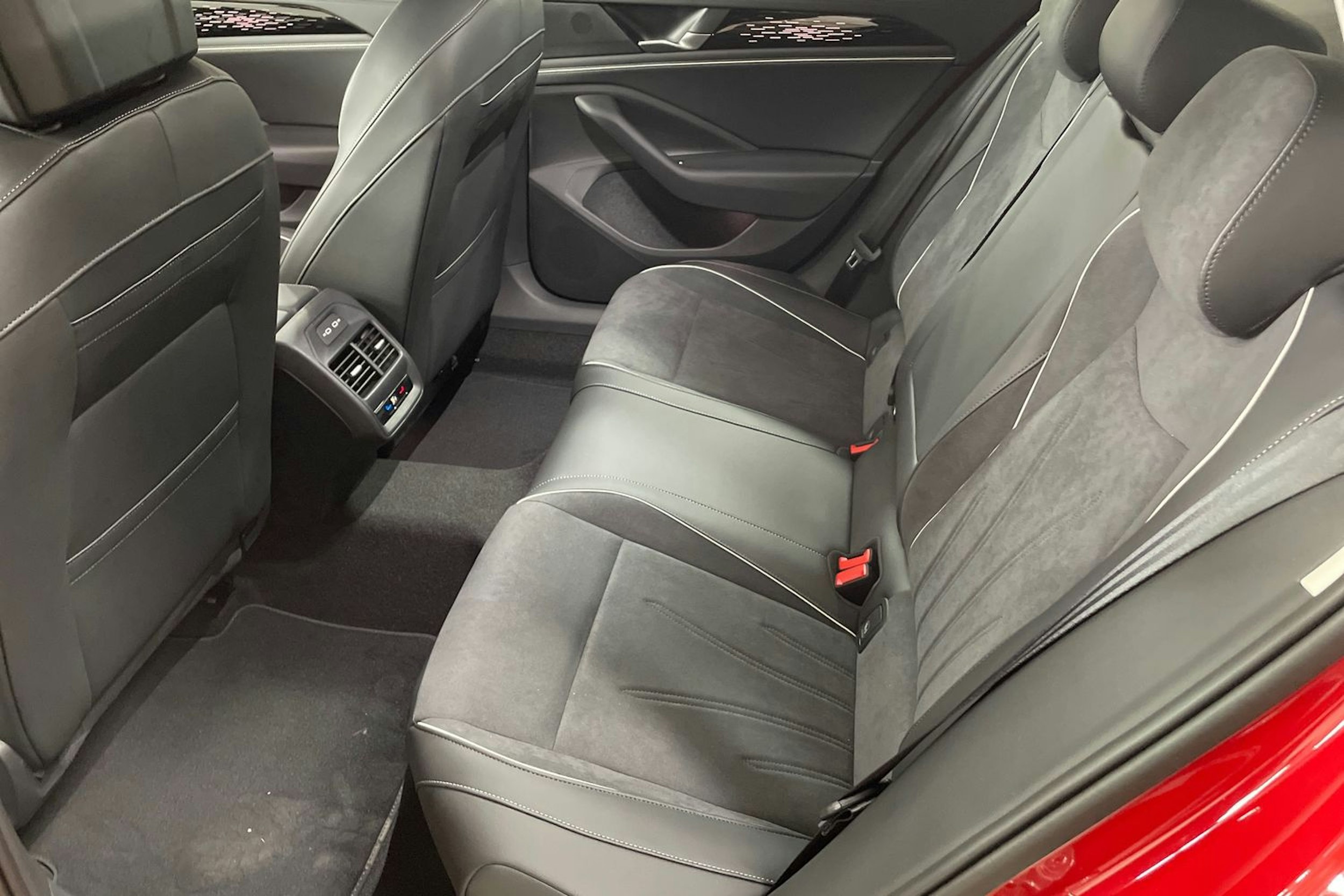 punainen Volkswagen Passat 2025 kuva 8.
