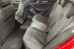 punainen Volkswagen Passat 2025 kuva 8.