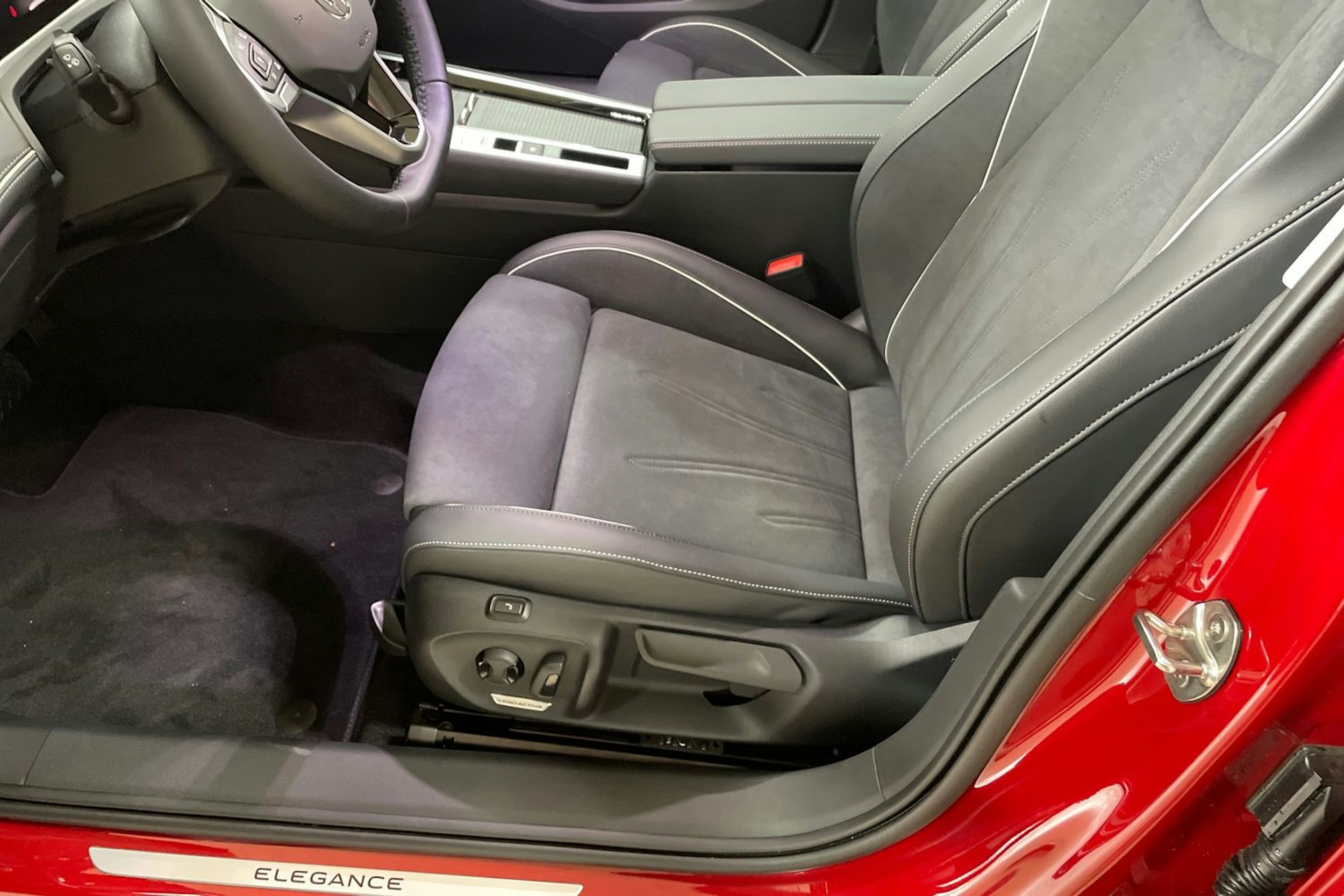 punainen Volkswagen Passat 2025 kuva 11.
