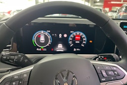 punainen Volkswagen Passat 2025 kuva 12.