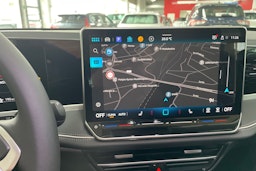 punainen Volkswagen Passat 2025 kuva 13.