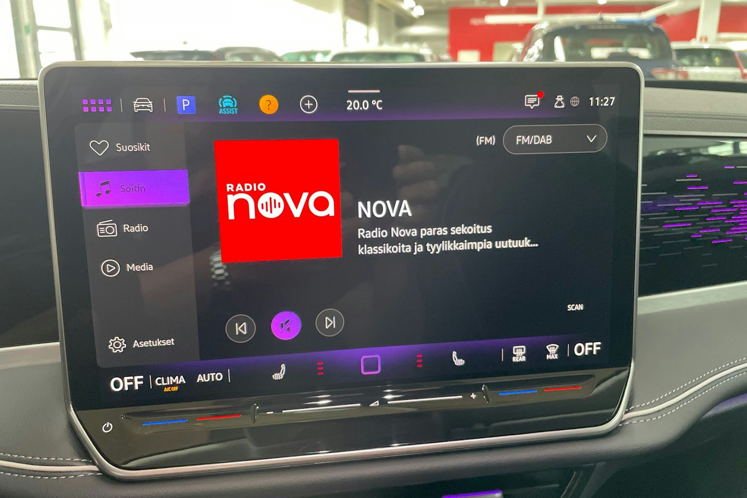 punainen Volkswagen Passat 2025 kuva 15.