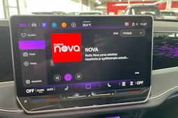 punainen Volkswagen Passat 2025 kuva 15.