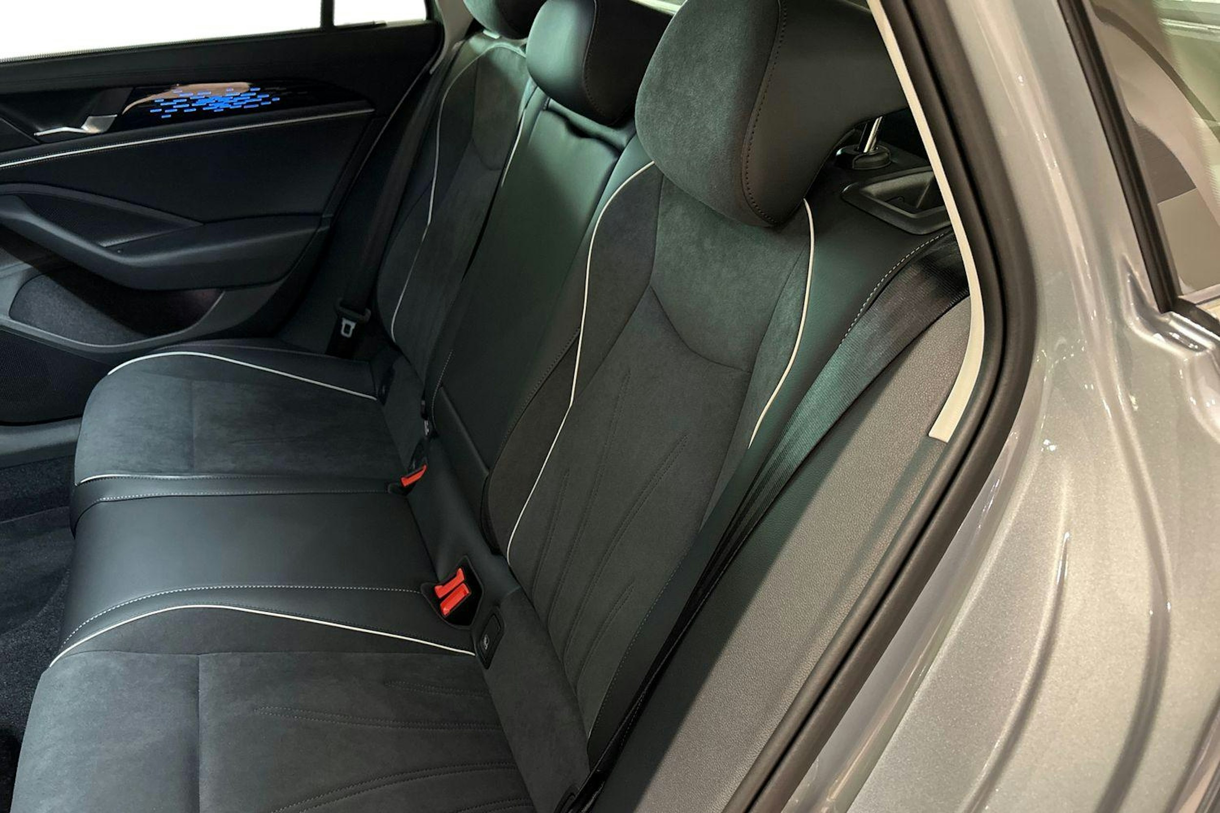 harmaa Volkswagen Passat 2025 kuva 8.