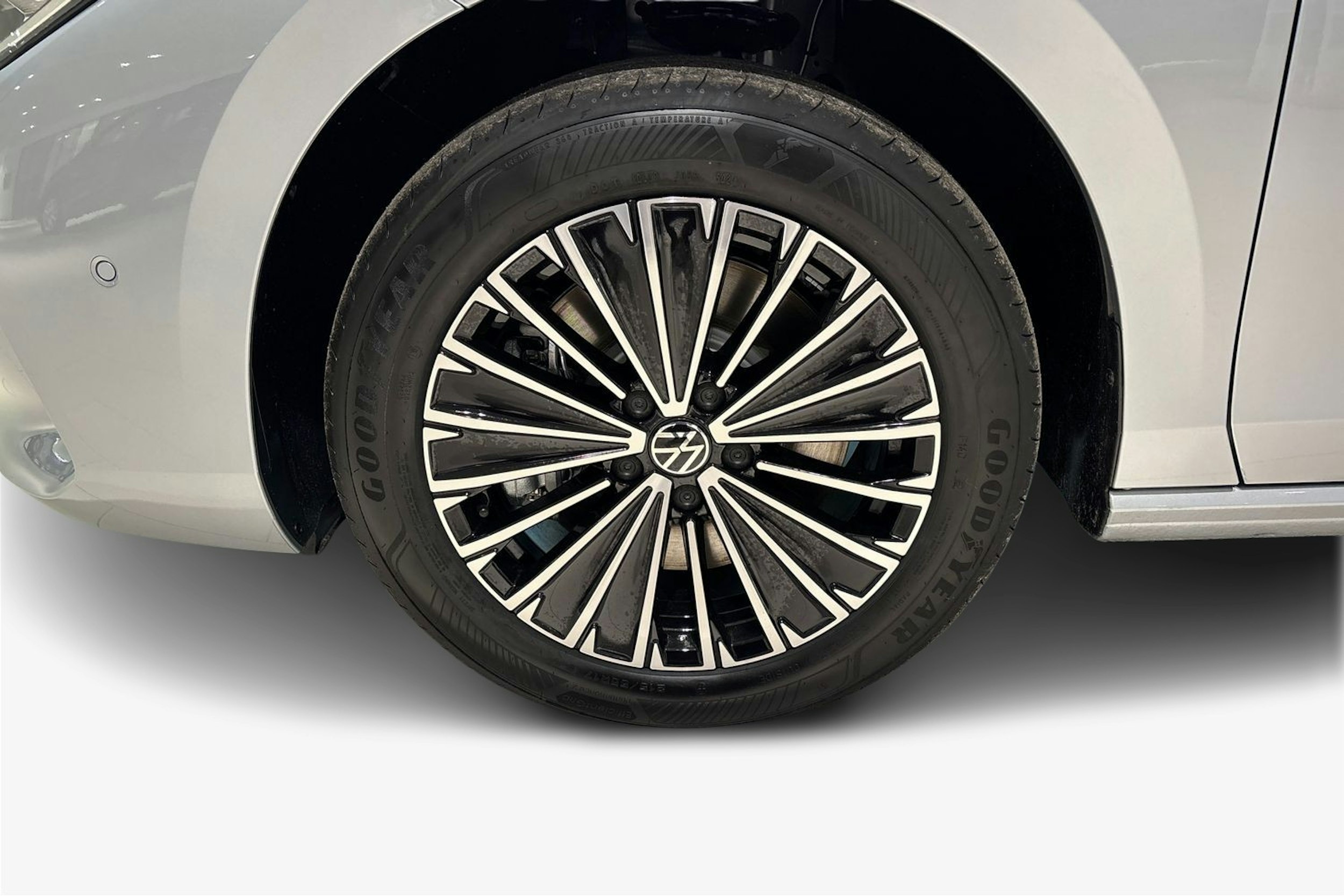 harmaa Volkswagen Passat 2025 kuva 9.