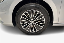 harmaa Volkswagen Passat 2025 kuva 9.