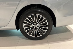harmaa Volkswagen Passat 2025 kuva 10.