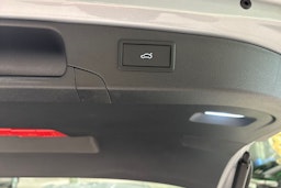 harmaa Volkswagen Passat 2025 kuva 11.