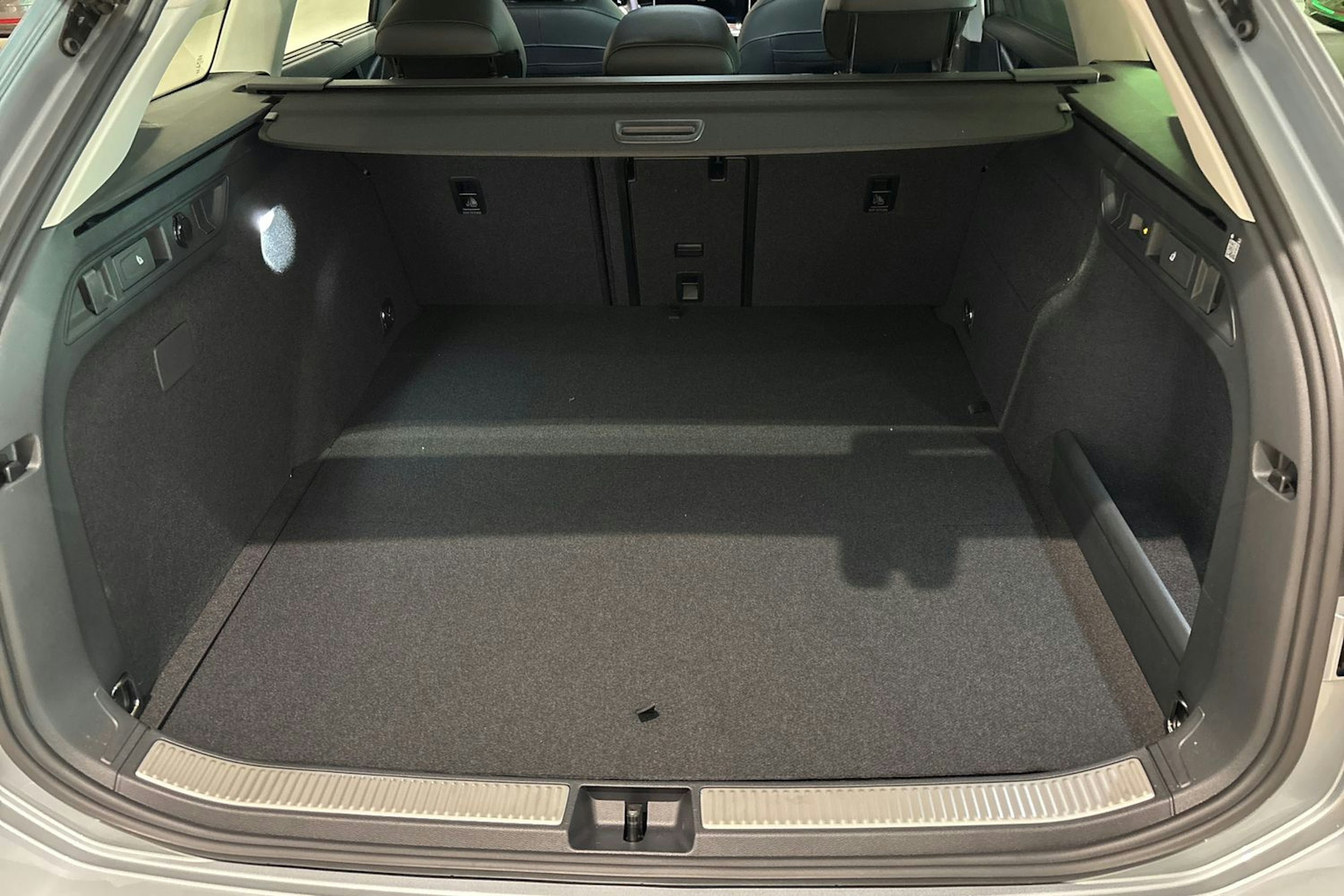 harmaa Volkswagen Passat 2025 kuva 12.