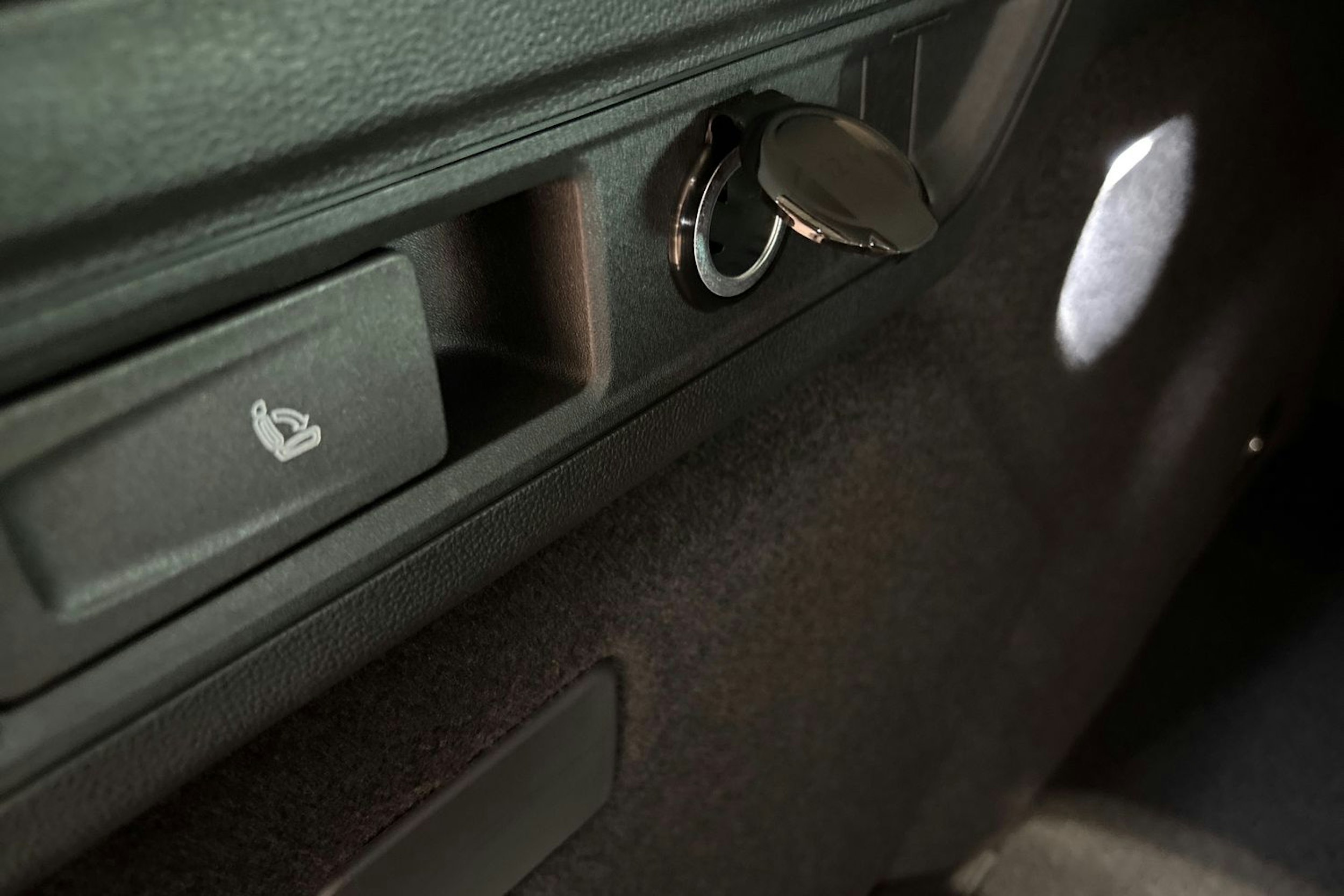 harmaa Volkswagen Passat 2025 kuva 15.