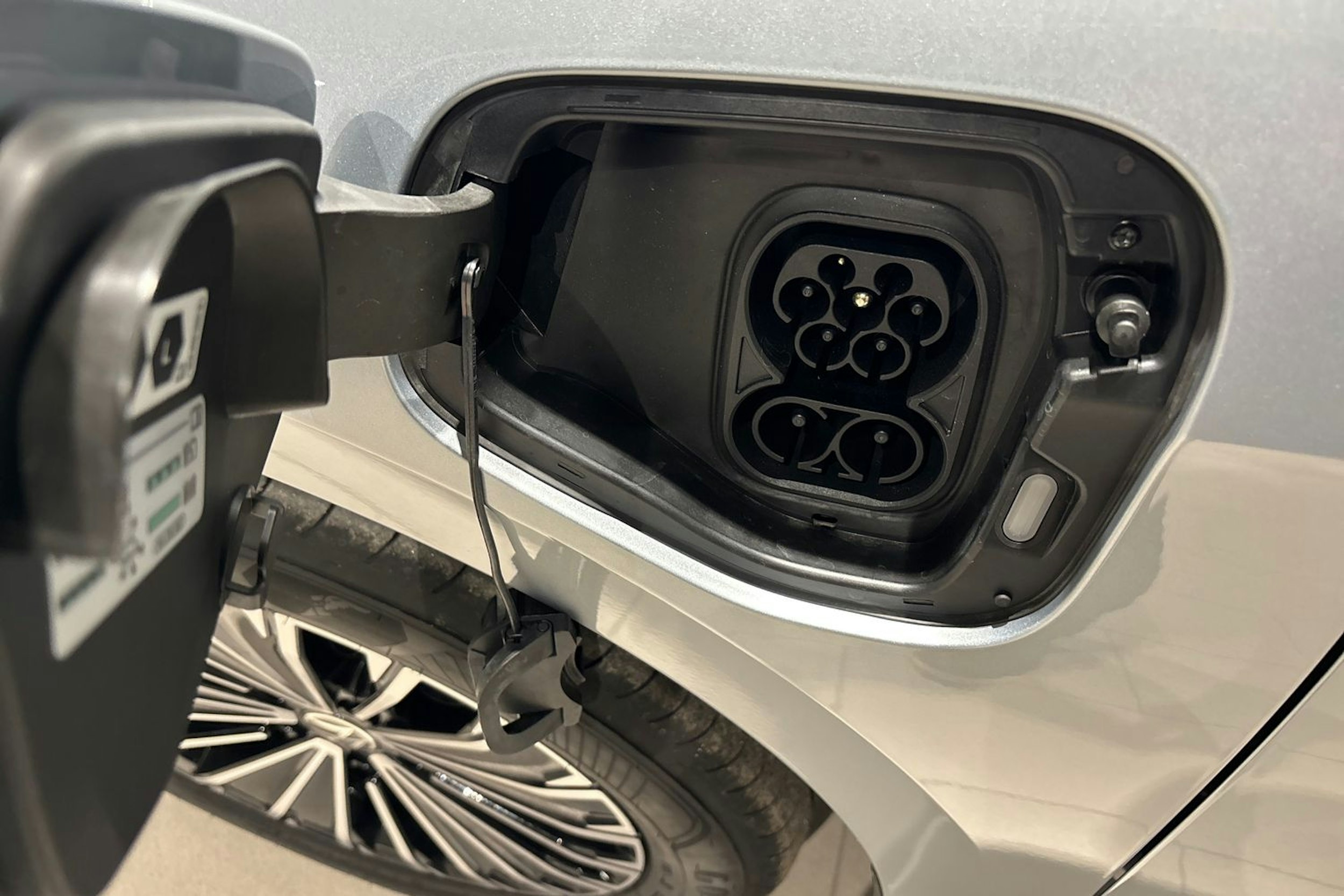 harmaa Volkswagen Passat 2025 kuva 16.