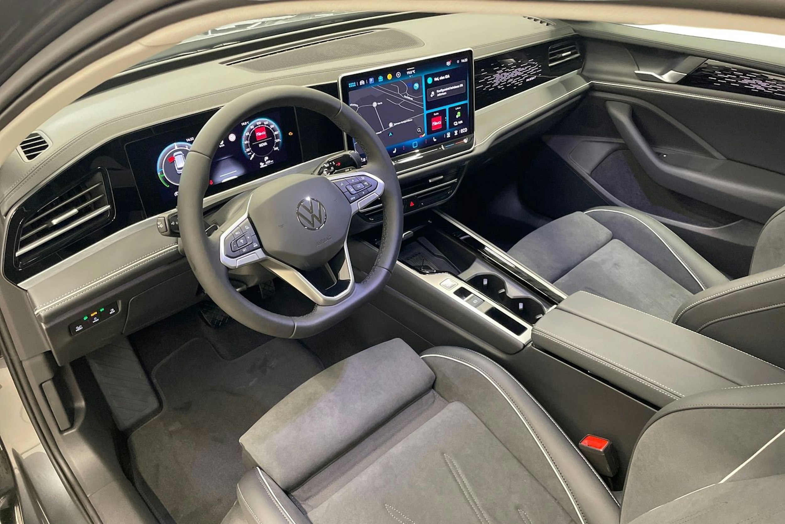 harmaa Volkswagen Passat 2025 kuva 6.