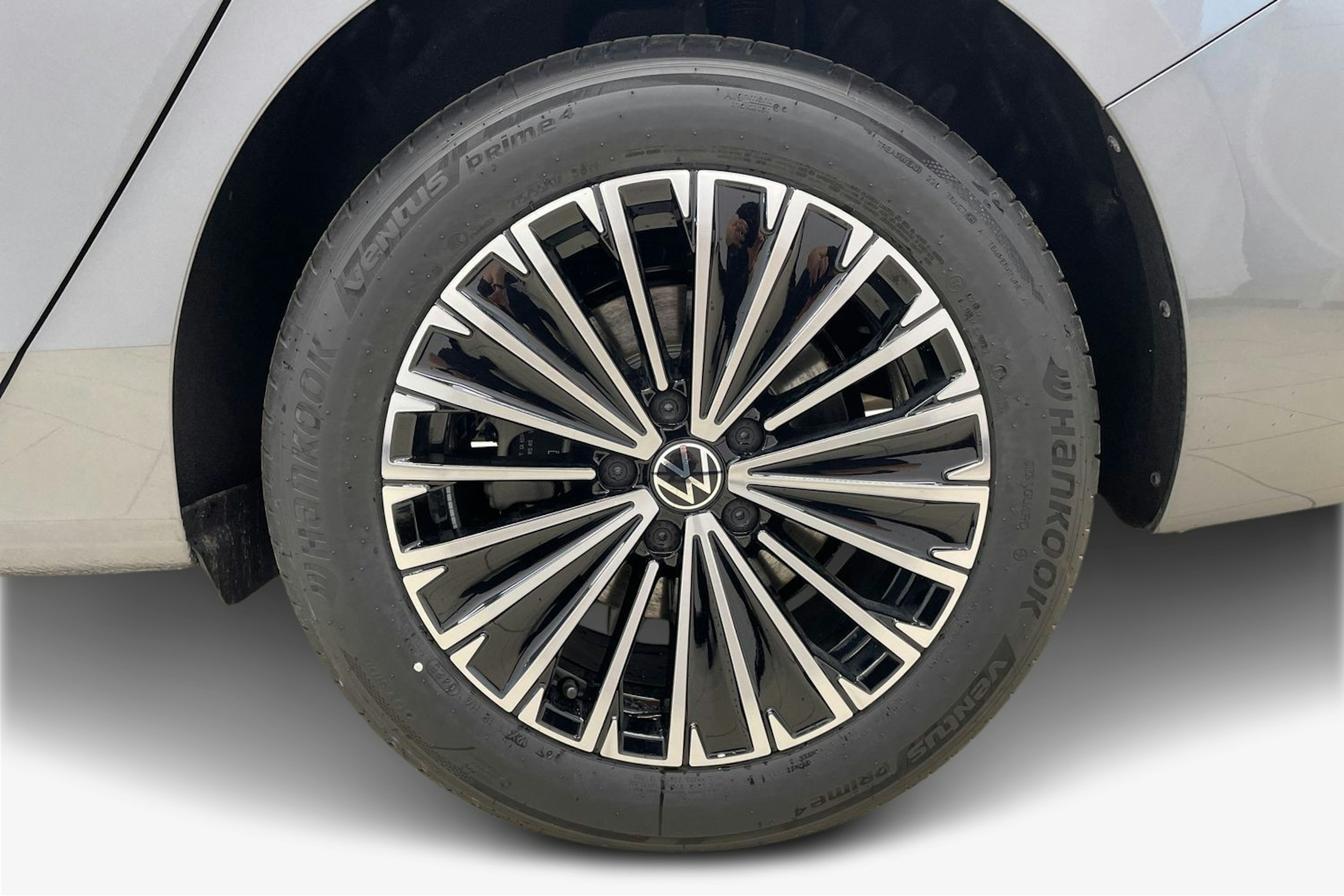 harmaa Volkswagen Passat 2025 kuva 9.