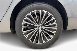 harmaa Volkswagen Passat 2025 kuva 9.