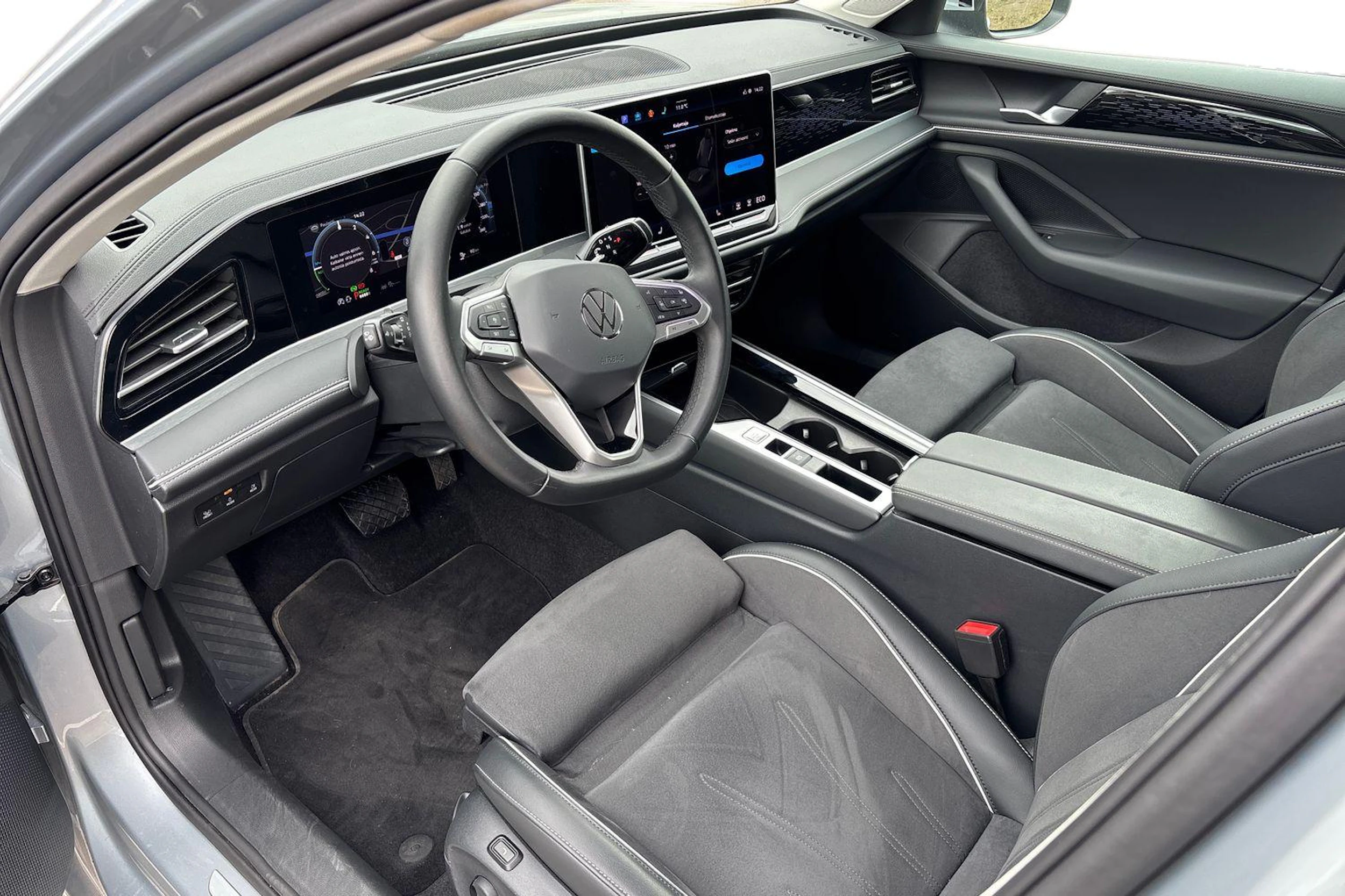 harmaa Volkswagen Passat 2025 kuva 6.