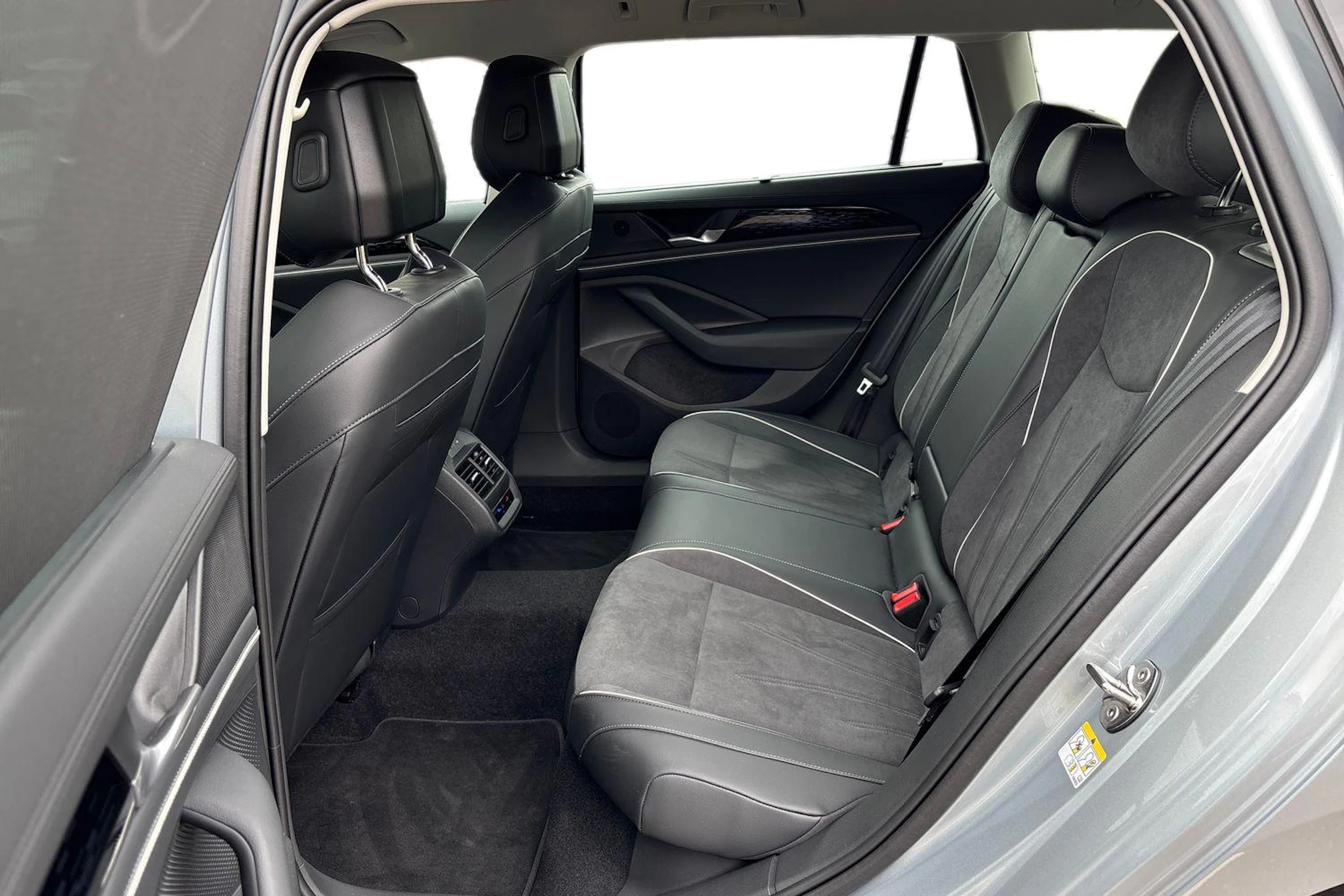 harmaa Volkswagen Passat 2025 kuva 8.