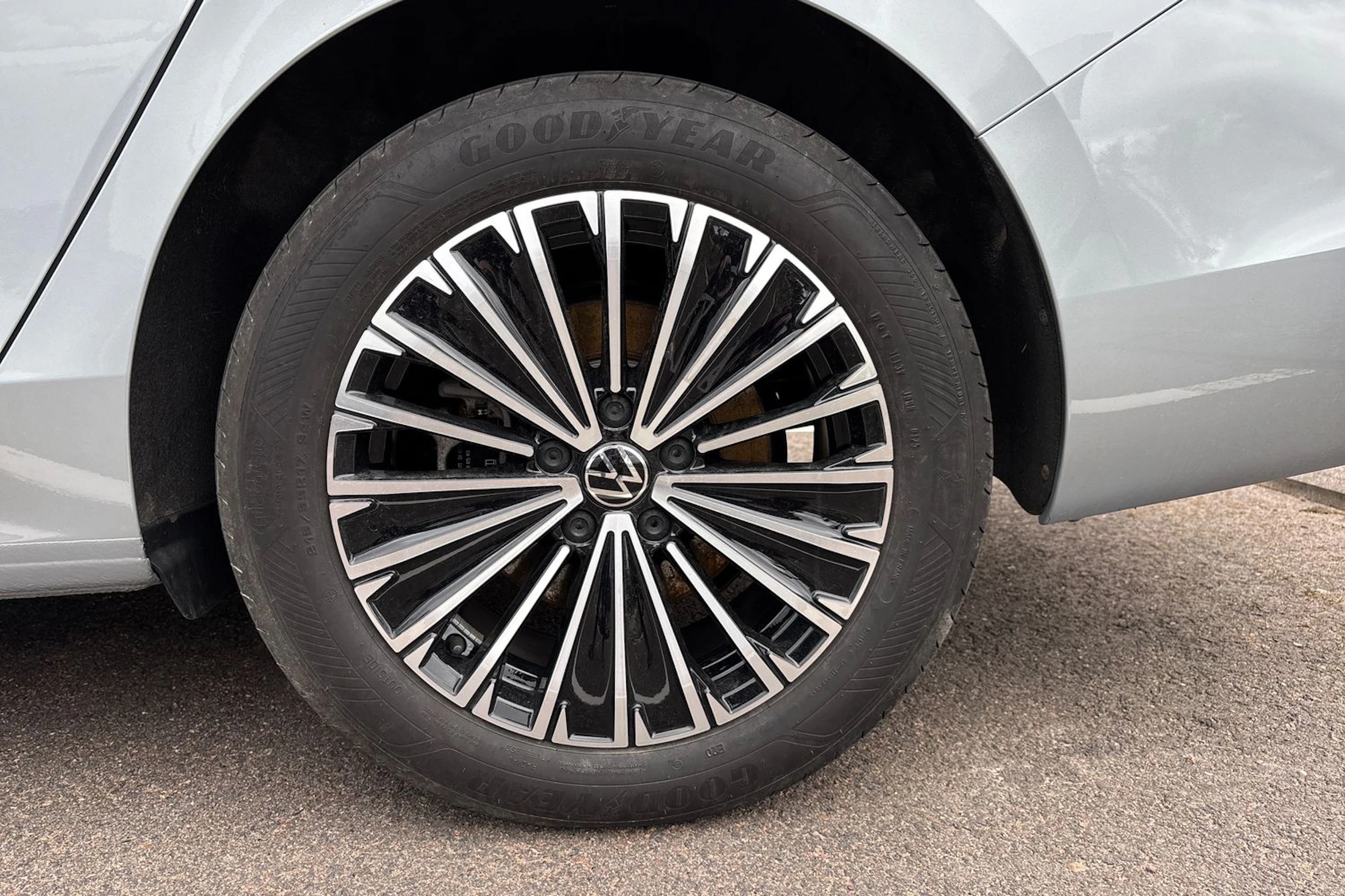 harmaa Volkswagen Passat 2025 kuva 10.