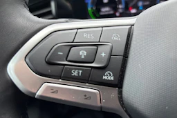 harmaa Volkswagen Passat 2025 kuva 12.