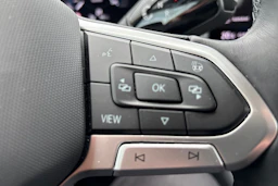 harmaa Volkswagen Passat 2025 kuva 13.