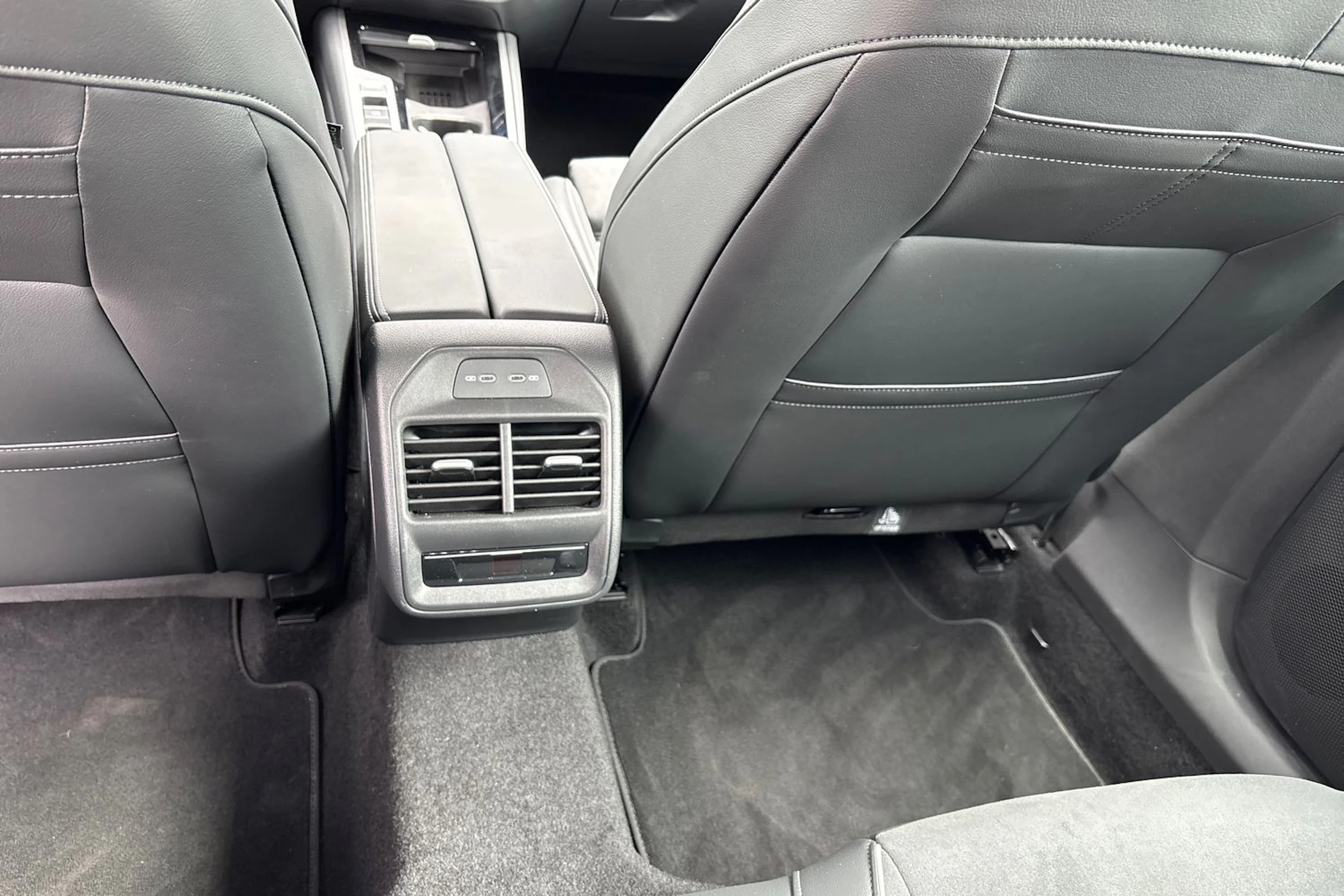 harmaa Volkswagen Passat 2025 kuva 25.