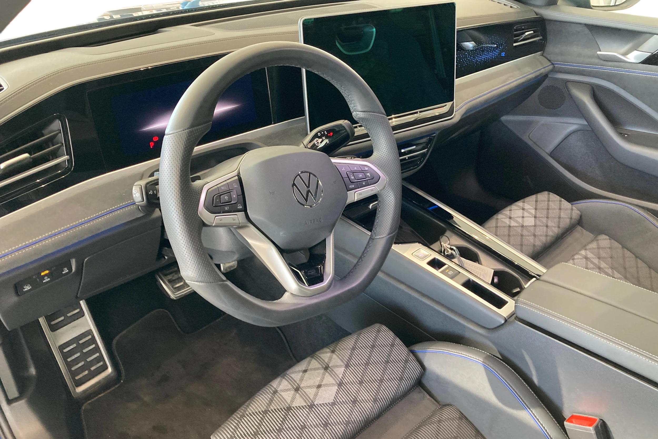 sininen Volkswagen Passat 2025 kuva 6.