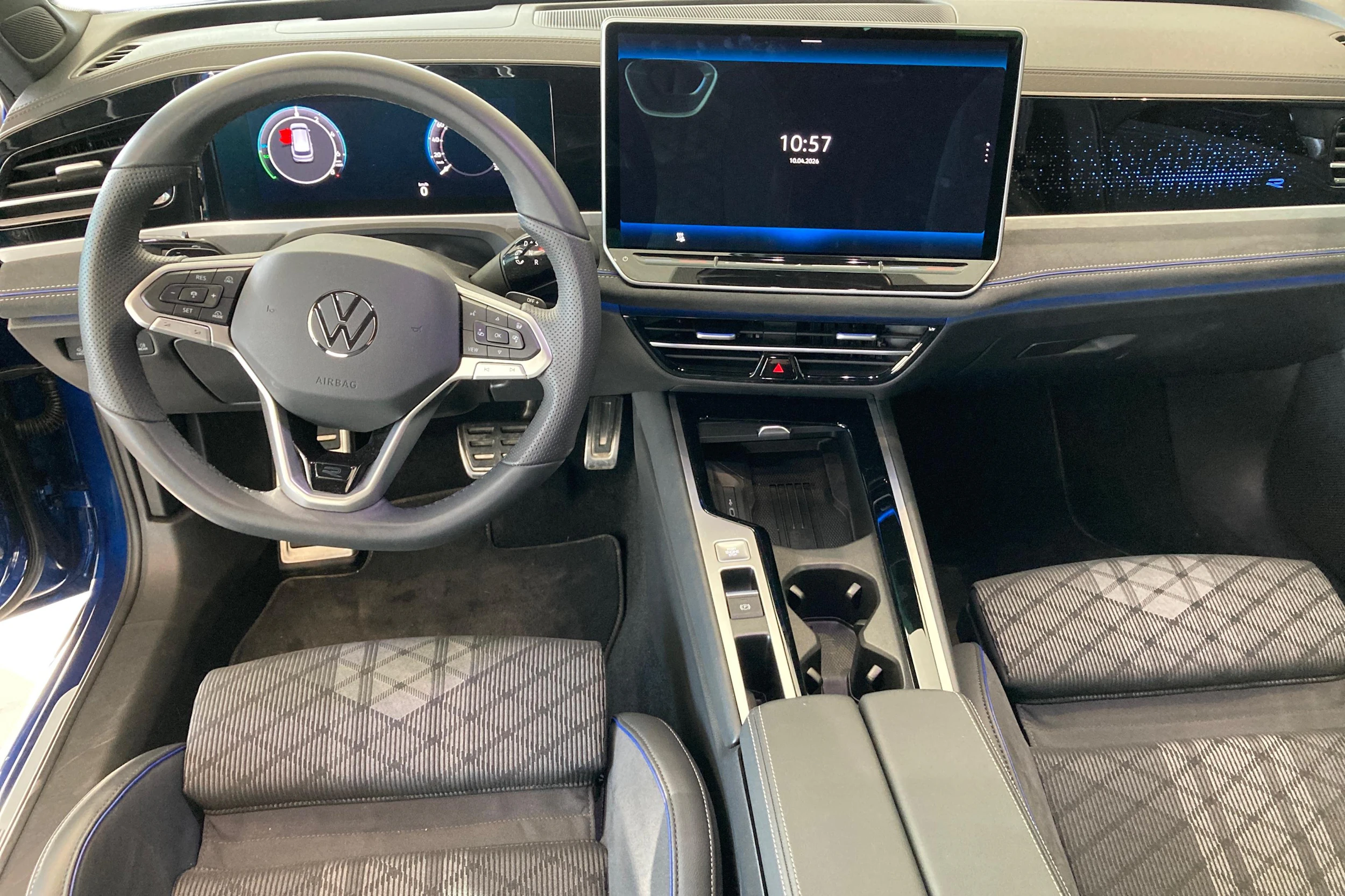 sininen Volkswagen Passat 2025 kuva 7.