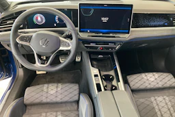 sininen Volkswagen Passat 2025 kuva 7.