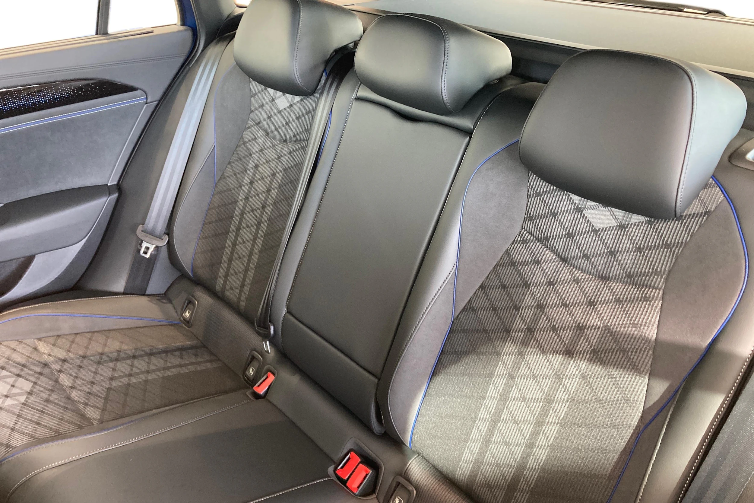 sininen Volkswagen Passat 2025 kuva 8.