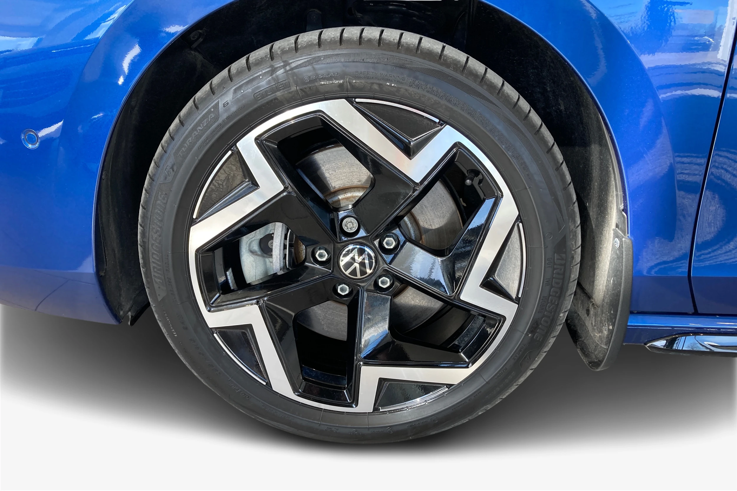 sininen Volkswagen Passat 2025 kuva 9.