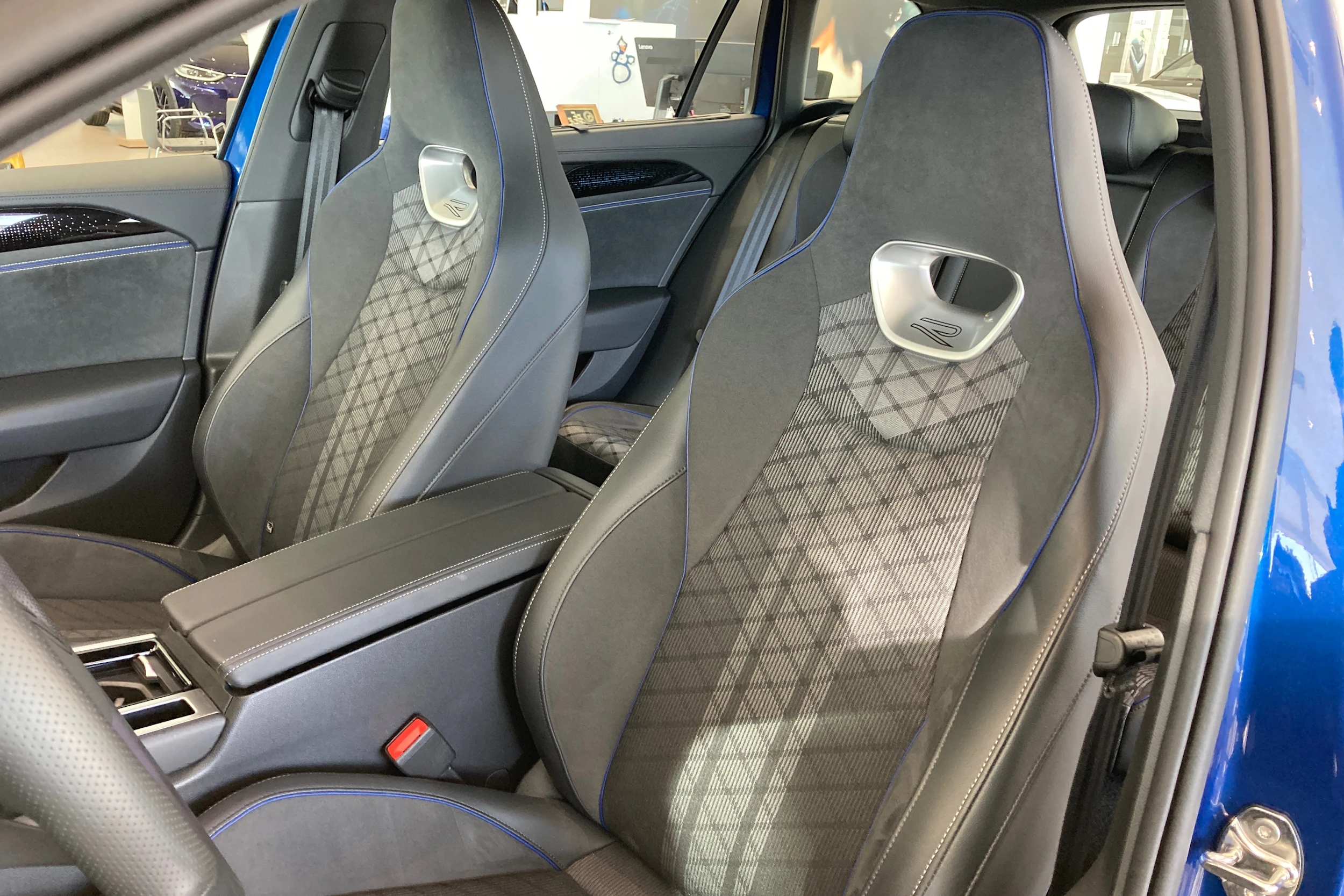 sininen Volkswagen Passat 2025 kuva 11.