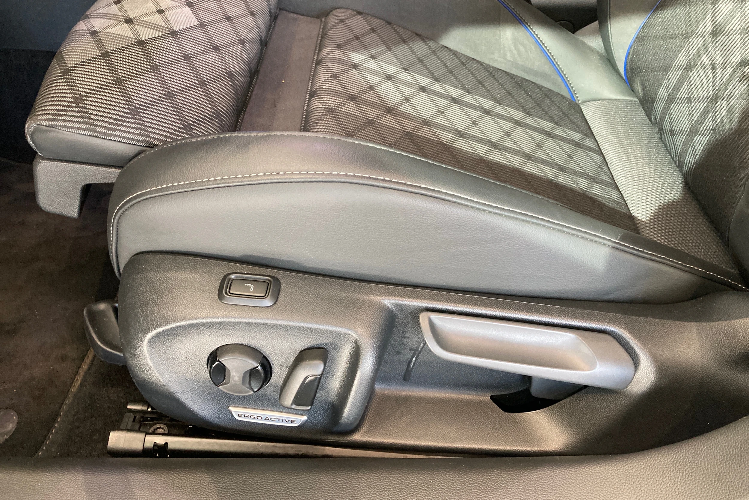 sininen Volkswagen Passat 2025 kuva 12.