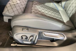 sininen Volkswagen Passat 2025 kuva 12.