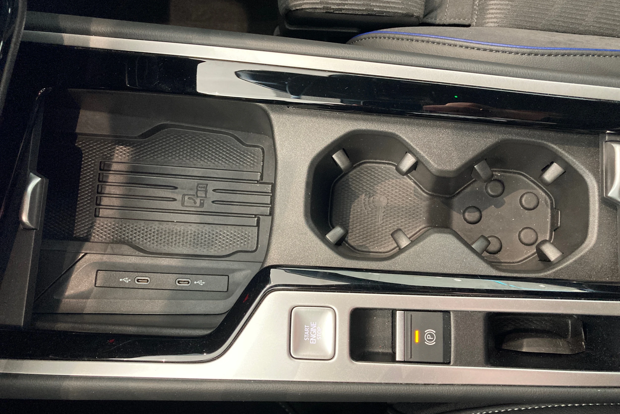 sininen Volkswagen Passat 2025 kuva 20.