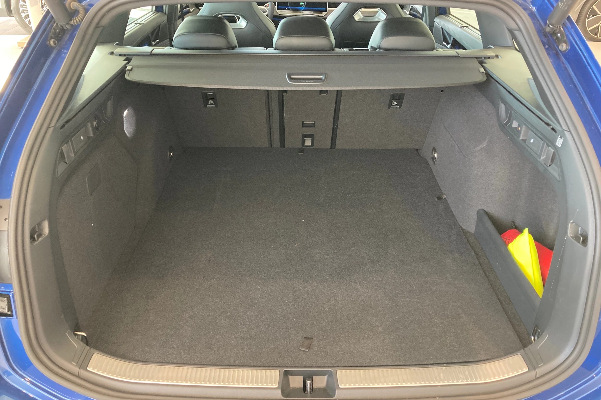 sininen Volkswagen Passat 2025 kuva 23.