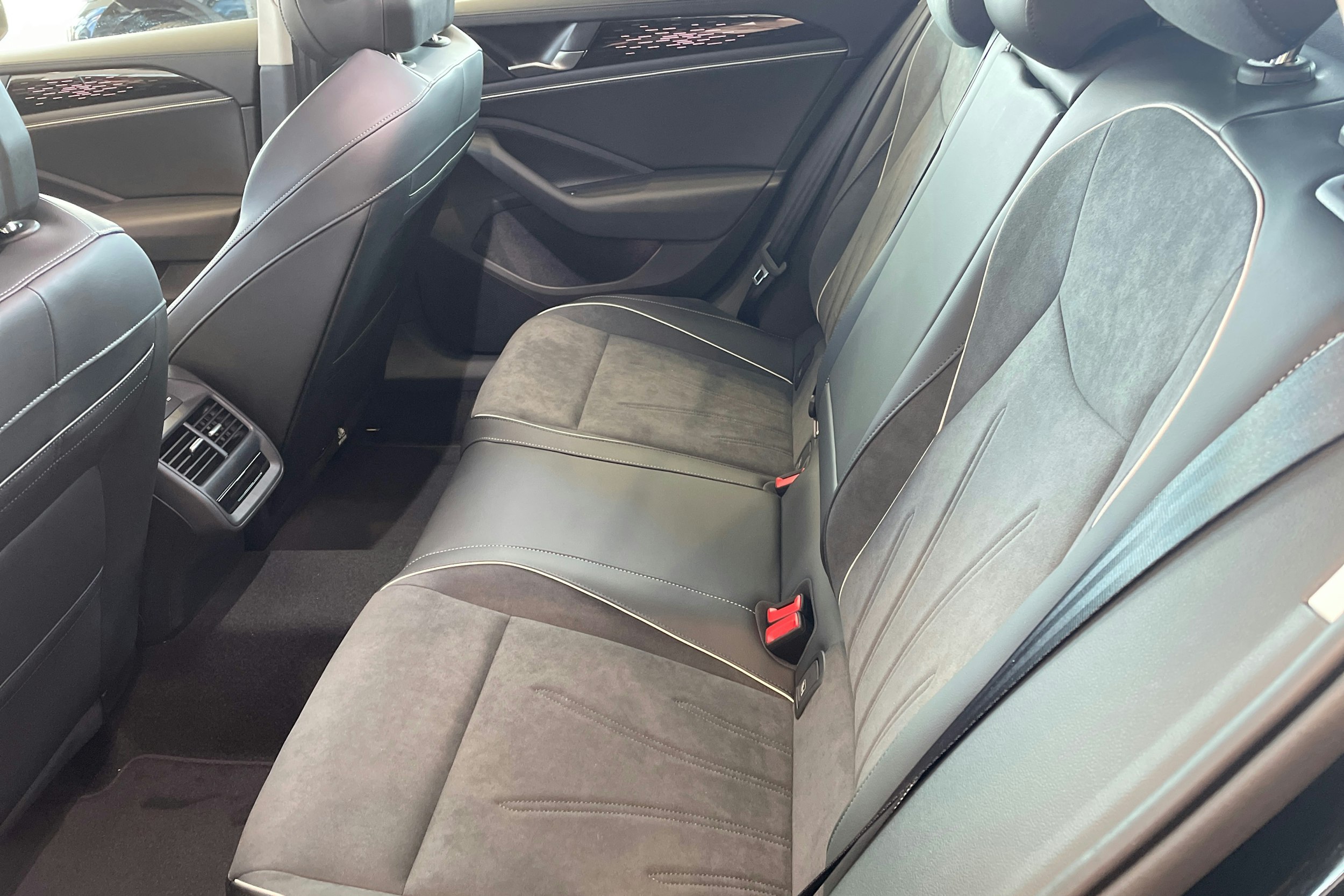 met. musta Volkswagen Passat 2025 kuva 8.