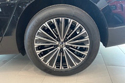 met. musta Volkswagen Passat 2025 kuva 9.
