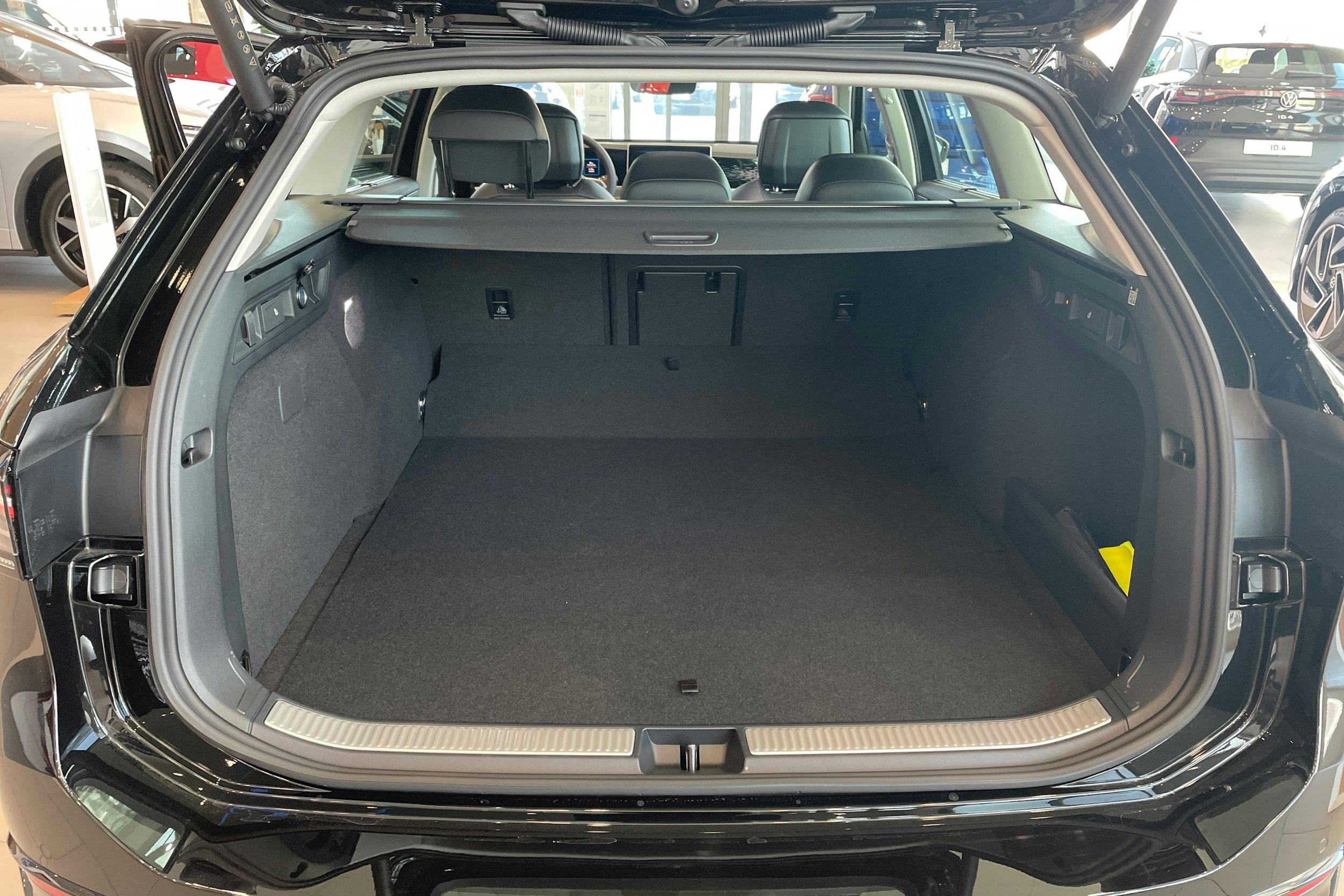 met. musta Volkswagen Passat 2025 kuva 11.