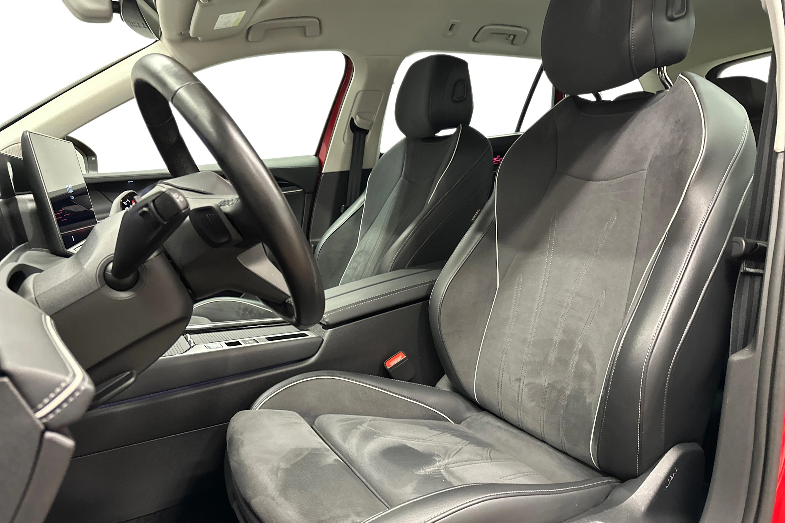 punainen Volkswagen Passat 2025 kuva 8.