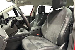 punainen Volkswagen Passat 2025 kuva 8.