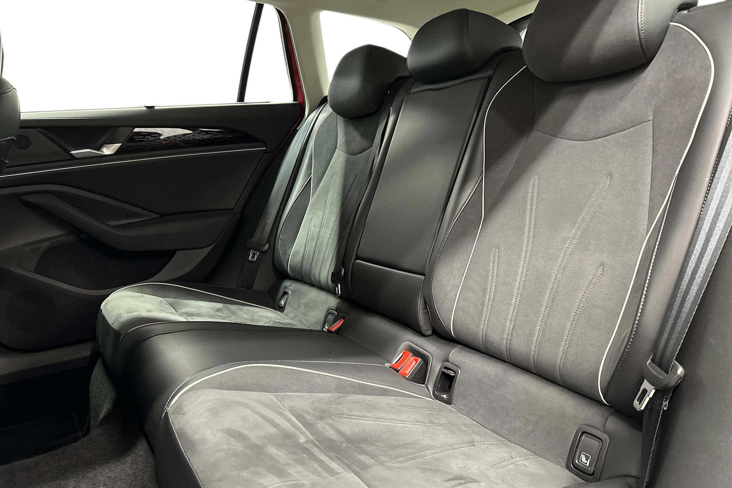 punainen Volkswagen Passat 2025 kuva 11.
